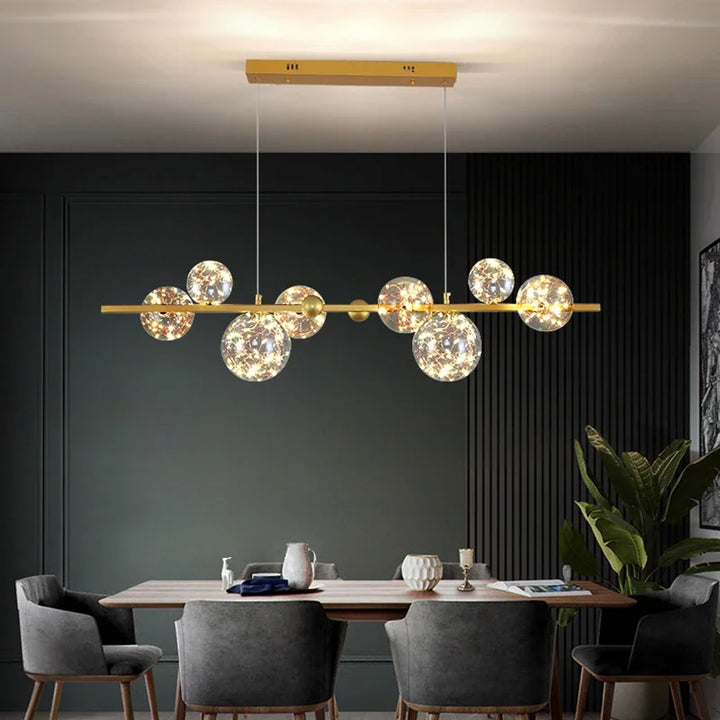 Lustre suspendu en verre et métal noir au-dessus de la table d'une salle à manger élégante