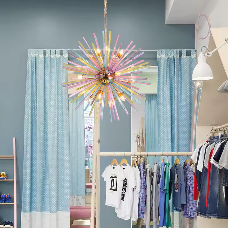 Lustre en tiges de verre coloré dans une boutique, au style pop, ludique et contemporain avec effet éclatant