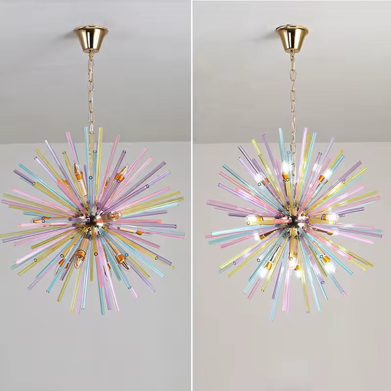 Lustre en tiges de verre coloré présenté allumé et éteint, au style Sputnik rétro-futuriste et décoratif