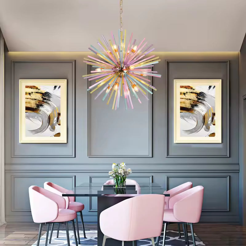 Lustre en tiges de verre coloré dans une salle à manger élégante, entre style Art déco et design contemporain