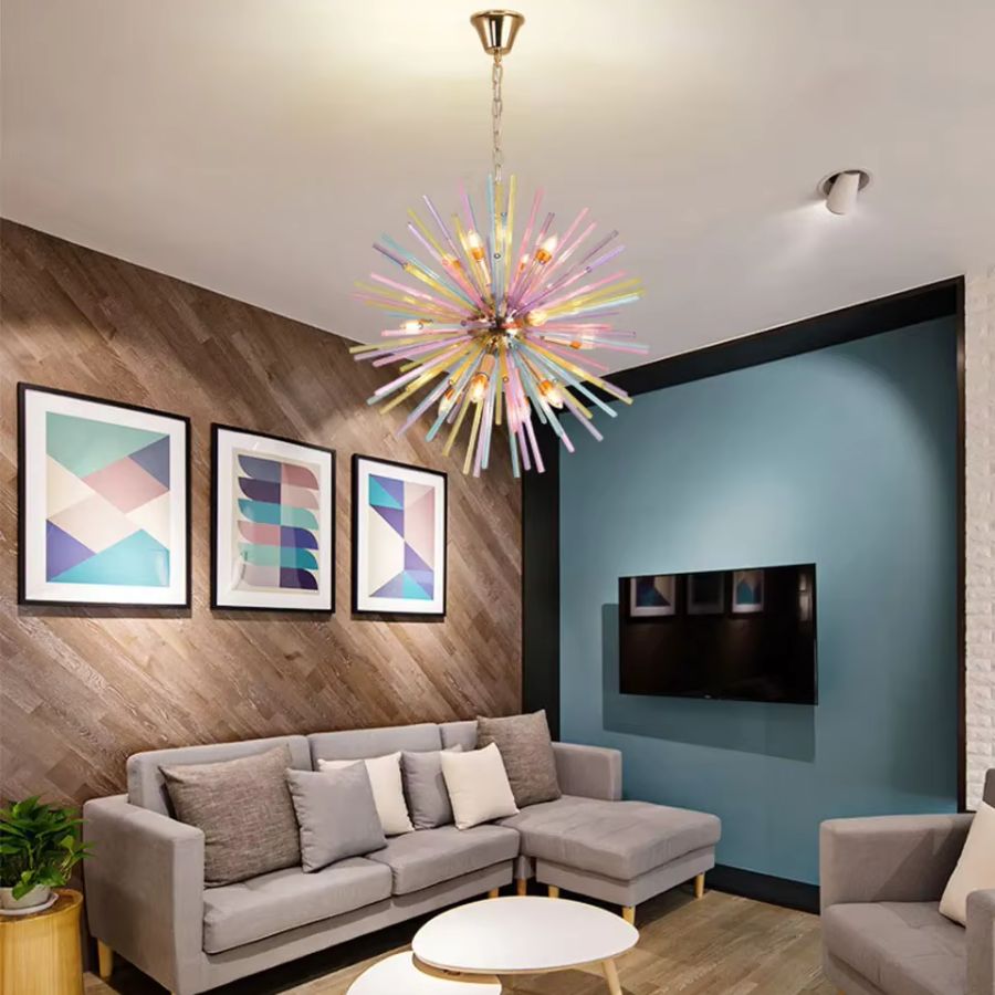 Lustre en tiges de verre coloré dans un salon contemporain, au style artistique, audacieux et lumineux