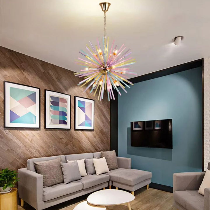 Lustre en tiges de verre coloré dans un salon contemporain, au style artistique, audacieux et lumineux