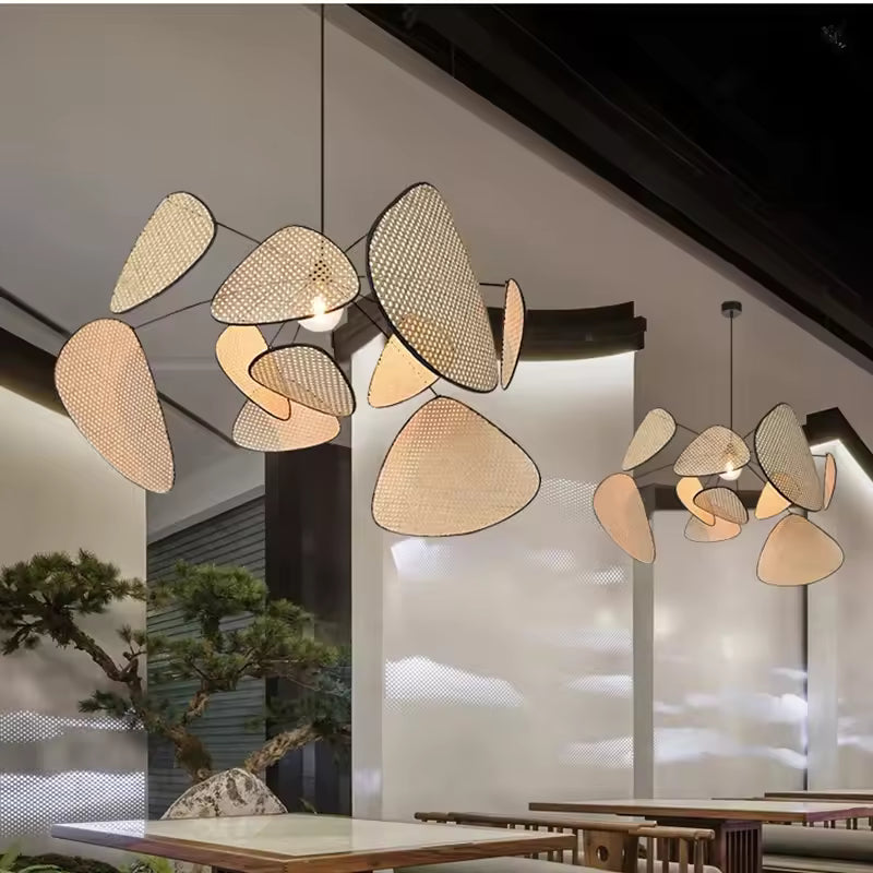 Deux lustres aux pétales tressés illuminent un intérieur d’inspiration japonaise, élégant, naturel et contemporain