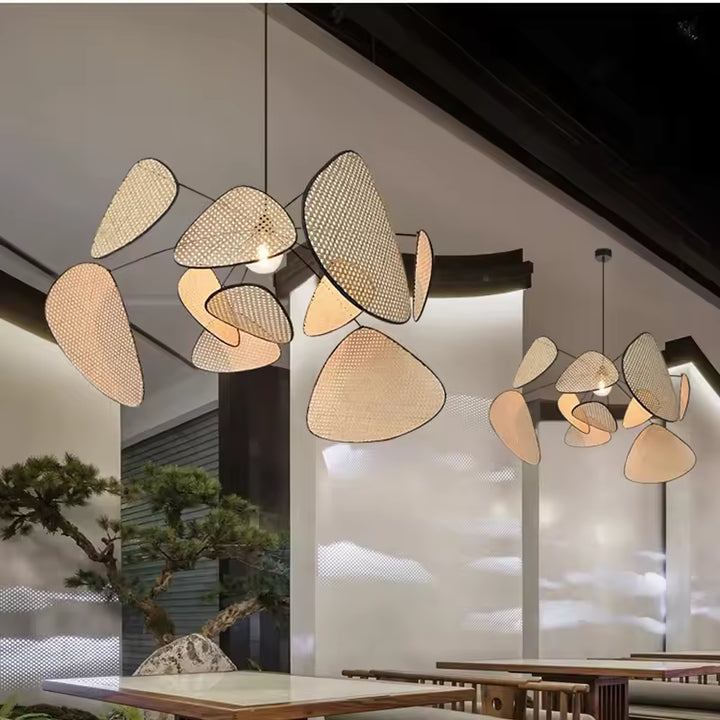 Deux lustres aux pétales tressés illuminent un intérieur d’inspiration japonaise, élégant, naturel et contemporain