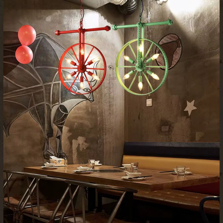 Deux lustres roue rouge et vert à 6 lumières dans un intérieur brut, inspiré des ateliers et du style industriel vintage