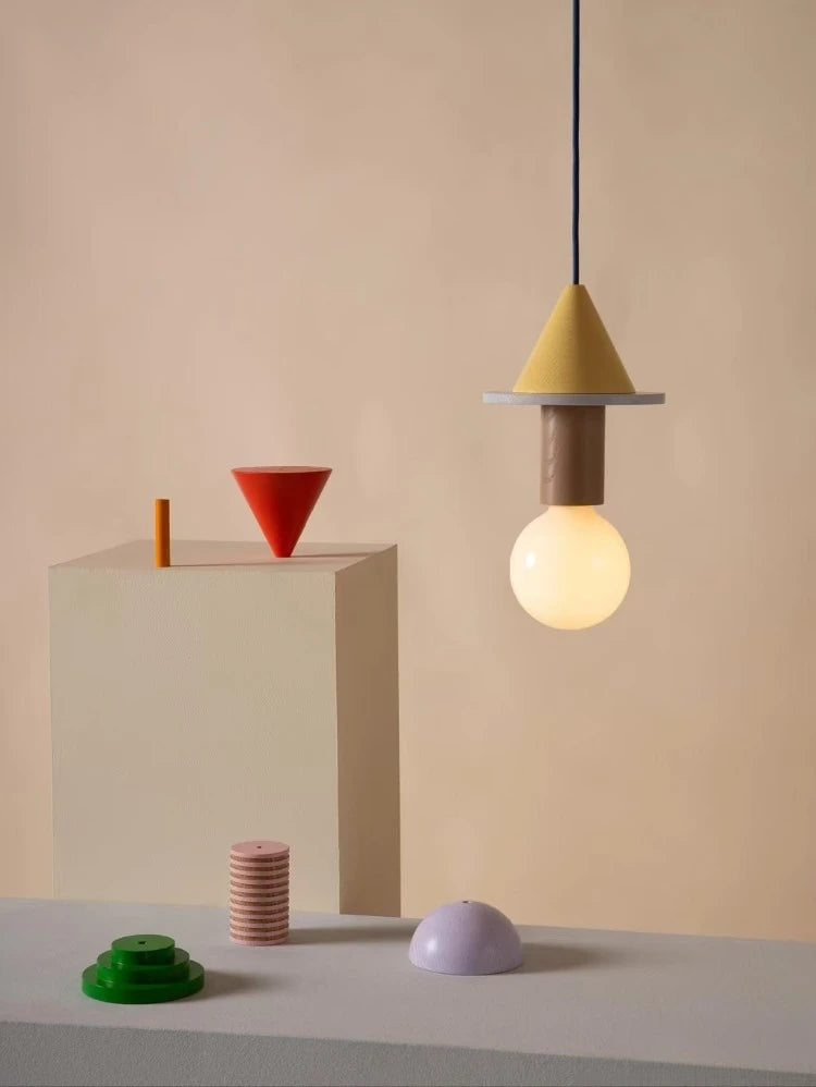 Mise en scène minimaliste d'un luminaire totem en bois sur fond beige avec accessoires décoratifs.