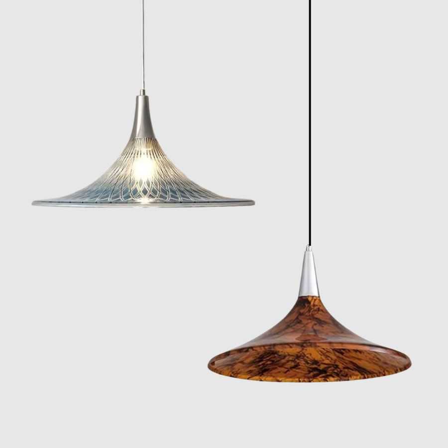 Deux finitions de la suspension corolle en acrylique, bleu graphique et ambré marbré, au design sculptural et contemporain