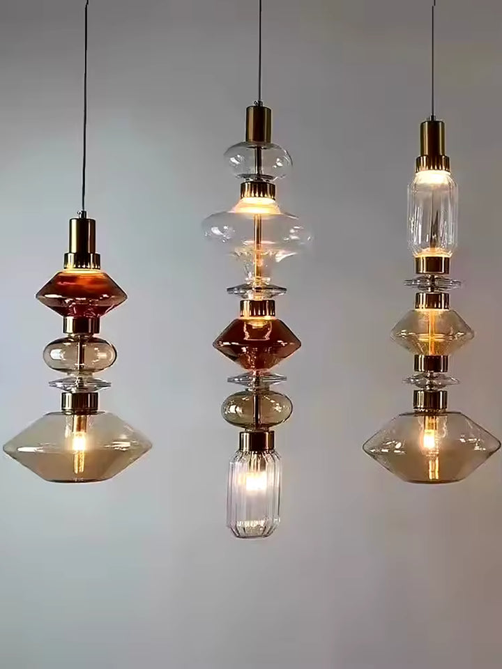 Trois variantes de suspension en verre ambré et transparent aux formes empilées, entre design rétro et inspiration Art déco