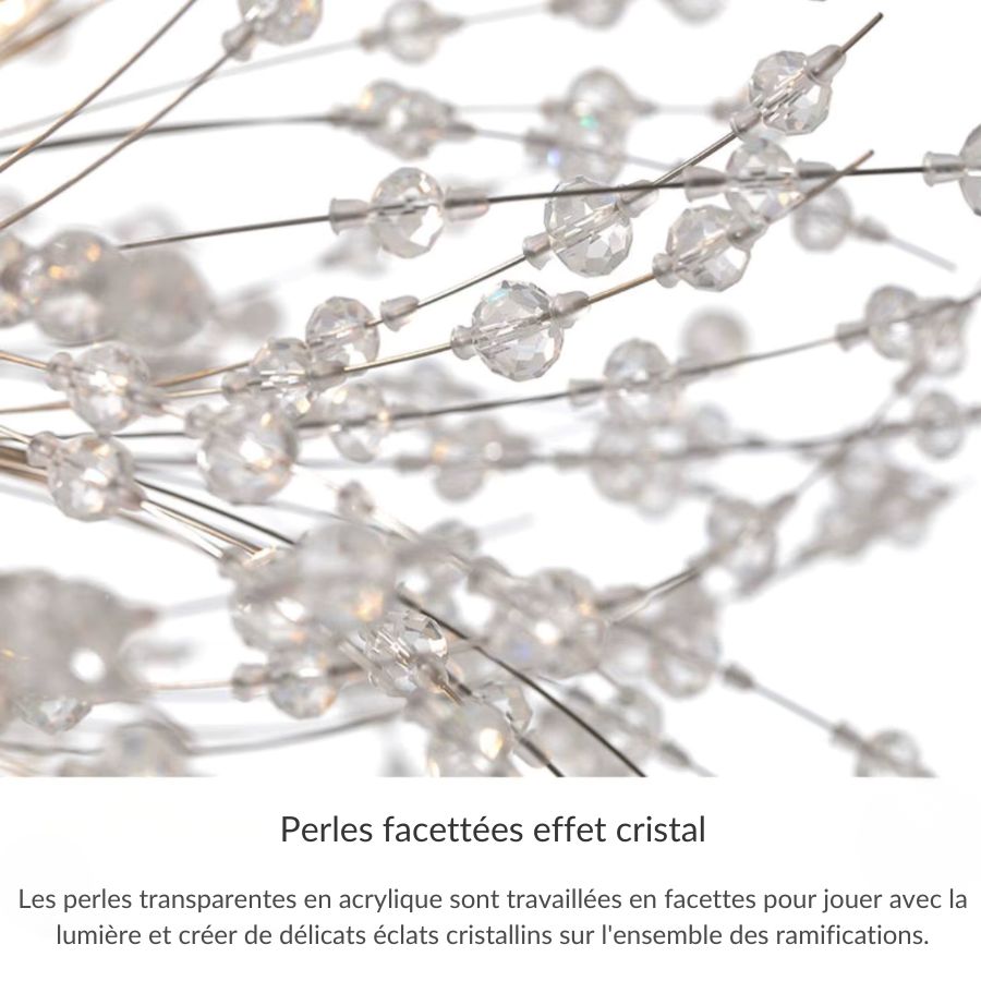 Perles facettées transparentes effet cristal ornant les fines ramifications du lustre pissenlit
