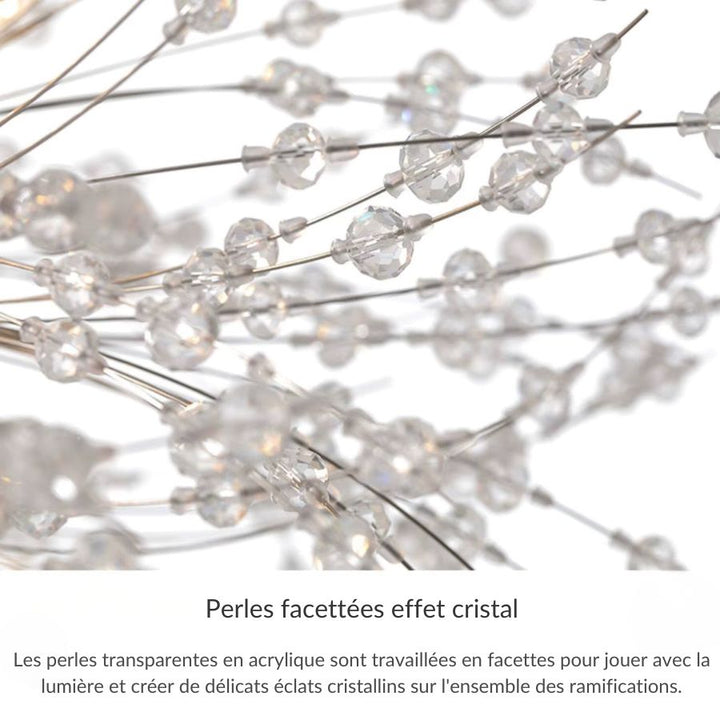 Perles facettées transparentes effet cristal ornant les fines ramifications du lustre pissenlit
