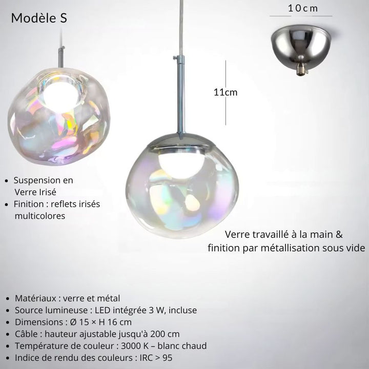 Petite suspension boule en verre irisé, luminaire design aux nuances arc-en-ciel et à la silhouette minimaliste