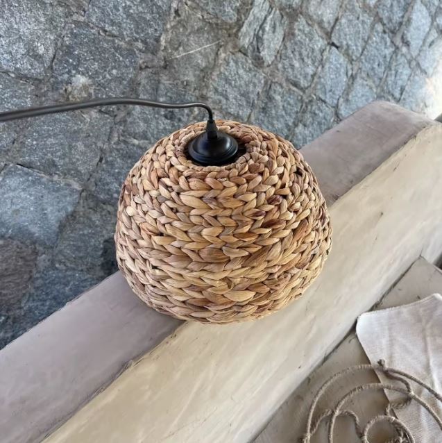 Petite suspension en rotin tressé en forme de boule au style bord de mer avec texture végétale authentique