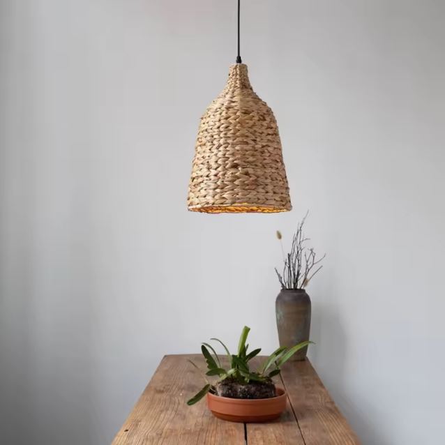 Petite suspension en rotin tressé de forme conique au style japandi avec finition authentique en fibres naturelles