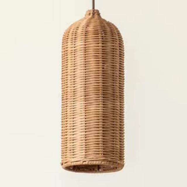 Petite suspension cylindrique en rotin naturel, idéale pour une décoration minimaliste et chaleureuse.