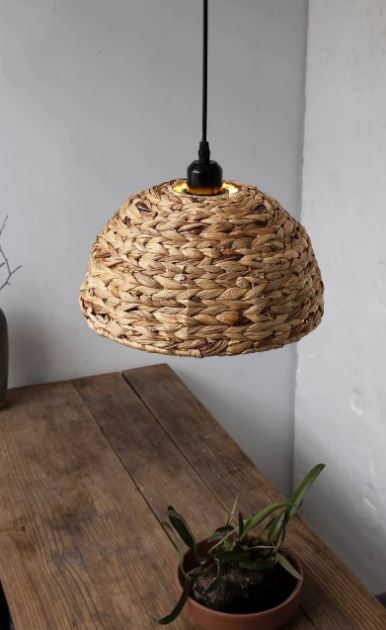 Petite suspension en rotin tressé en demi-lune au style rustique contemporain avec lumière douce et chaleureuse