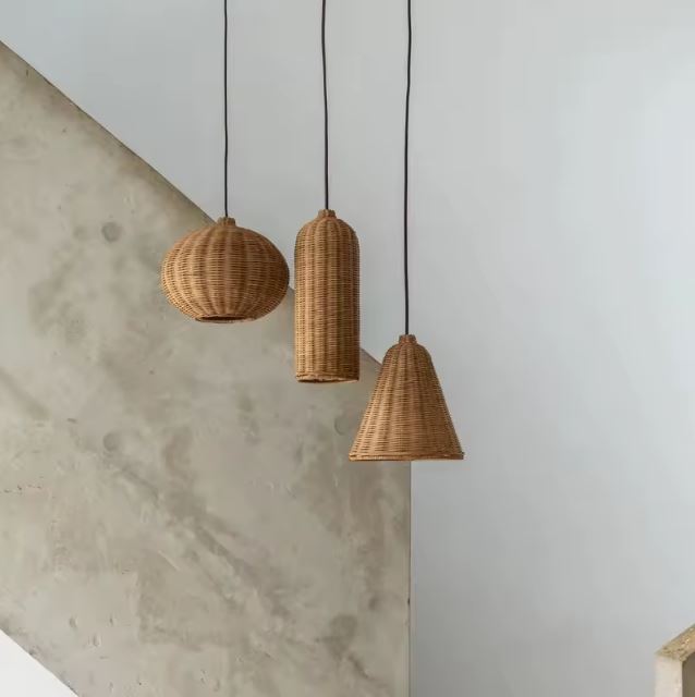 Trois petites suspensions en rotin avec des formes uniques pour une ambiance naturelle et chaleureuse.