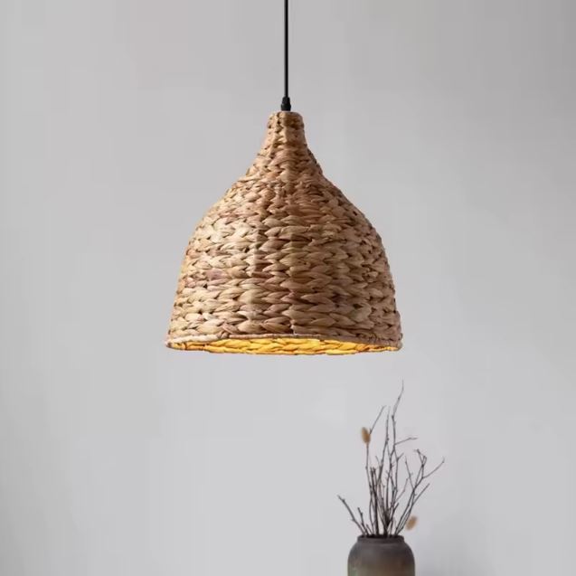 Petite suspension en rotin tressé en forme de goutte au style campagne chic avec éclairage doux et naturel