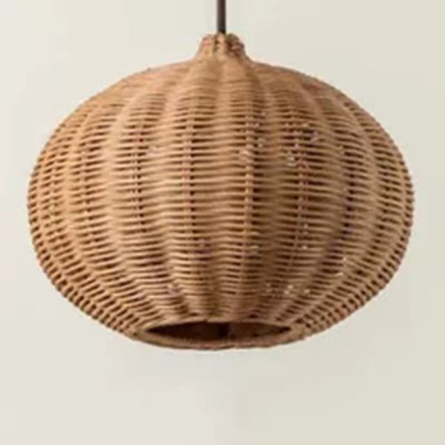 Petite suspension ronde en rotin naturel, idéale pour une décoration lumineuse et moderne dans un intérieur chaleureux.