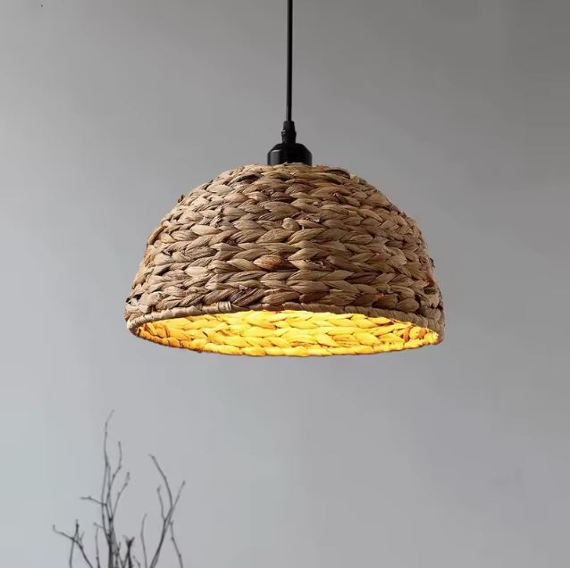 Petite suspension en rotin tressé au style bohème naturel avec abat-jour en fibres végétales et lumière chaleureuse