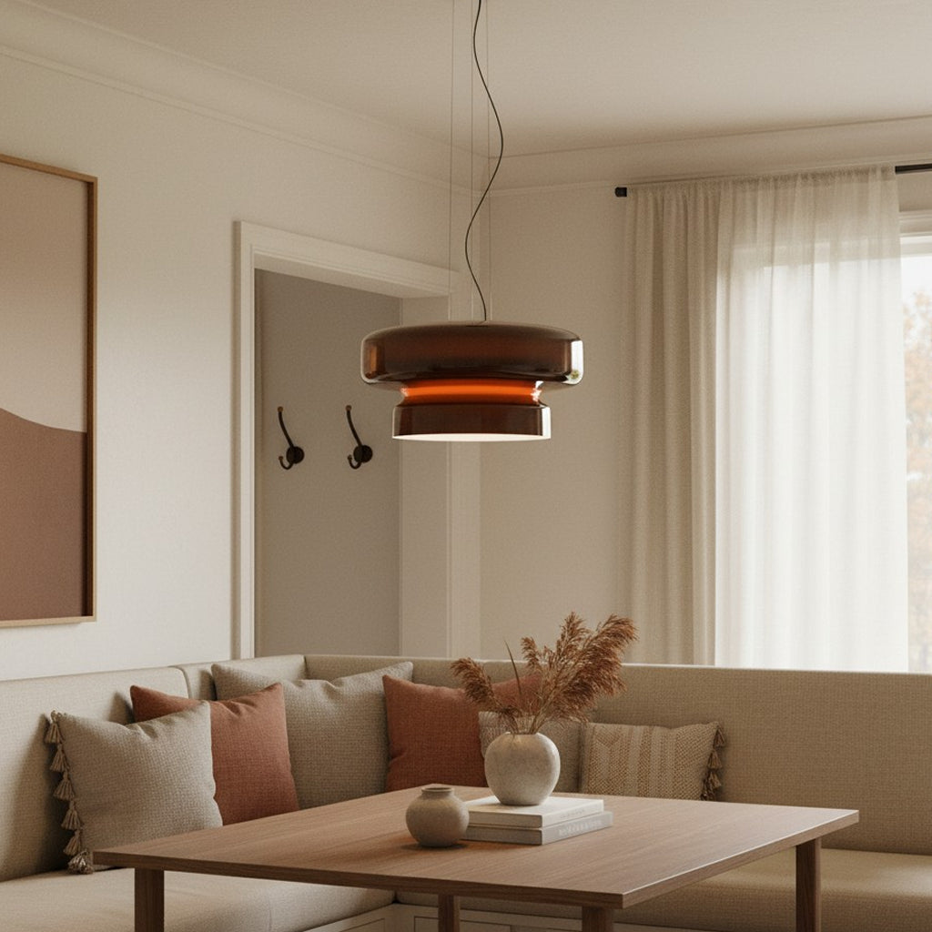 Plafonnier suspendu en verre rouge fumé intégré dans un salon cosy aux teintes chaleureuses.