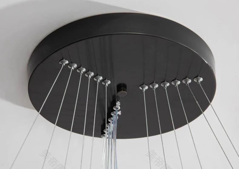 Plafonnier noir discret pour suspension cascade grande hauteur, idéal pour fixation solide et élégante au plafond.