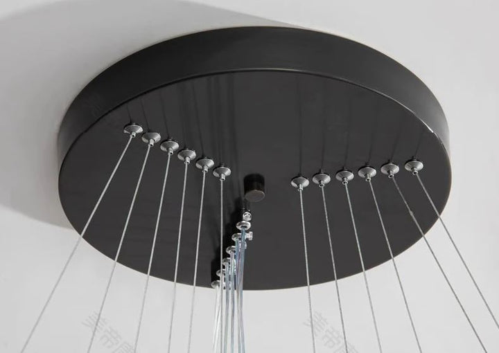 Plafonnier noir discret pour suspension cascade grande hauteur, idéal pour fixation solide et élégante au plafond.