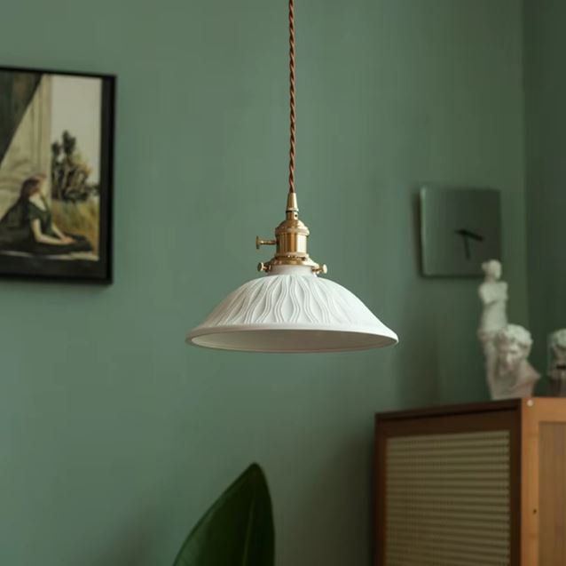 Suspension en céramique blanche nervurée à collerette large, au charme rétro artisanal, idéale aussi pour une déco scandinave, minimaliste ou campagne chic.