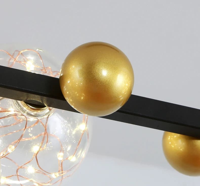 Finition élégante d'une sphère dorée sur armature noire pour un luminaire de style chic