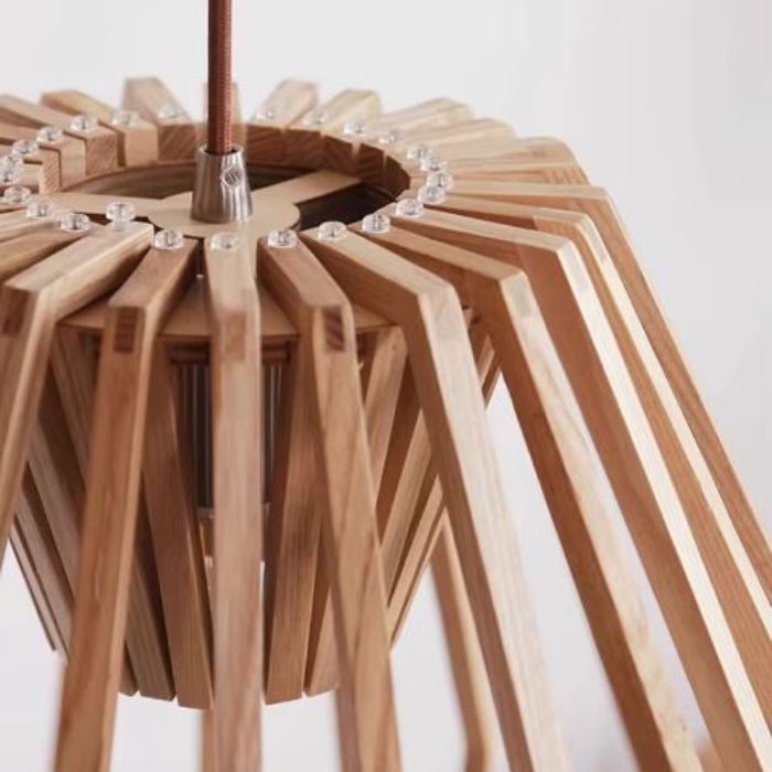 Structure en bois massif de la suspension cage bois, design ajouré moderne et finitions robustes pour un style organique unique.