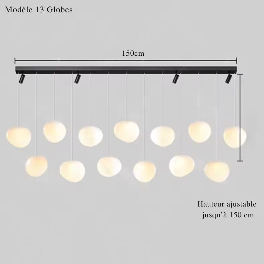 Grande suspension contemporaine à treize globes opalins sur barre noire de 150 cm avec spots orientables