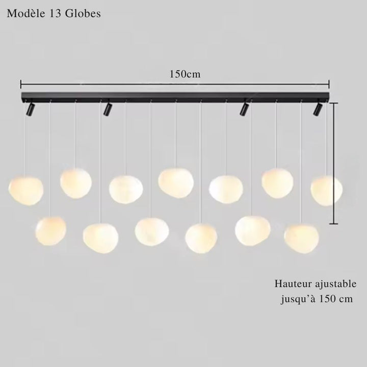 Grande suspension contemporaine à treize globes opalins sur barre noire de 150 cm avec spots orientables