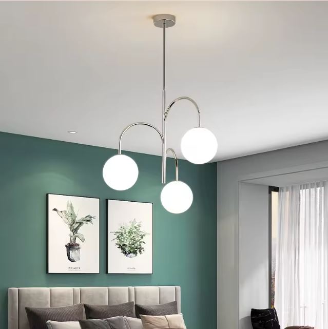 Suspension 3 globes en verre design moderne avec finition chrome, idéale pour illuminer une chambre avec style et élégance.