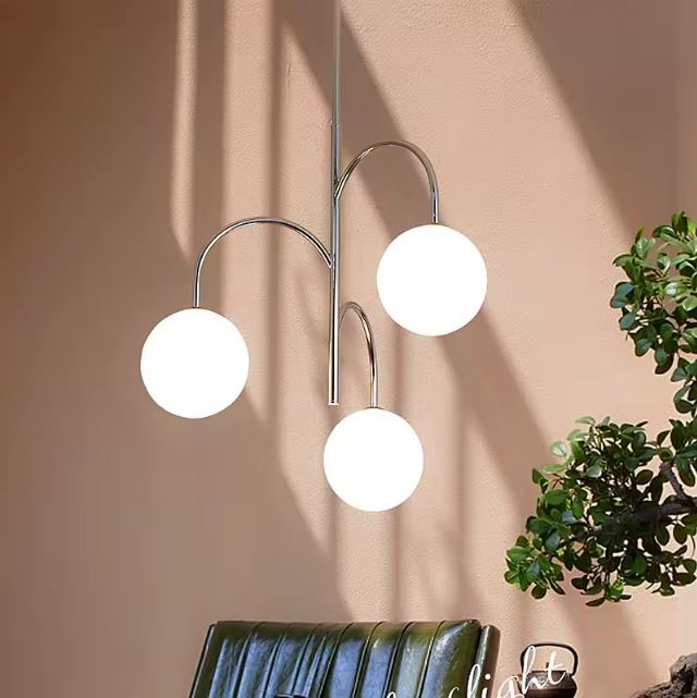 Suspension 3 globes en verre avec structure chromée, parfaite pour un salon moderne, ajoutant une touche d'élégance à votre décoration.