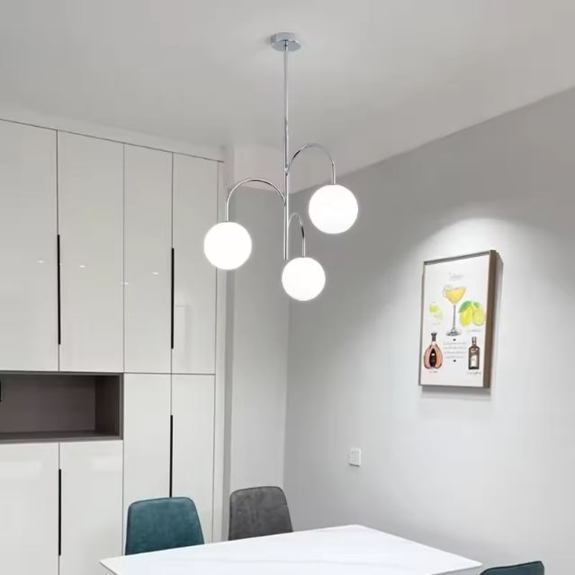 Suspension 3 globes en verre au design moderne avec finition chrome, parfaite pour sublimer l'éclairage de votre salle à manger.