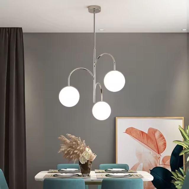 Suspension 3 globes en verre au design moderne, idéale pour éclairer élégamment votre salle à manger avec style et fonctionnalité.