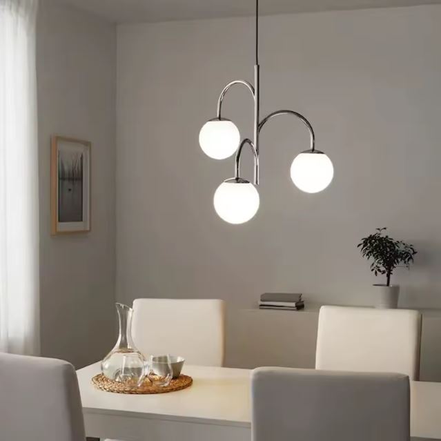 Suspension 3 globes en verre avec structure chromée, design minimaliste et moderne pour un éclairage élégant dans la salle à manger.