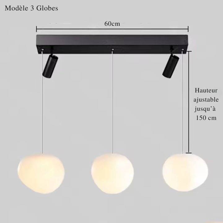 Trois globes opalins composent cette suspension minimaliste de 60 cm avec deux spots noirs orientables