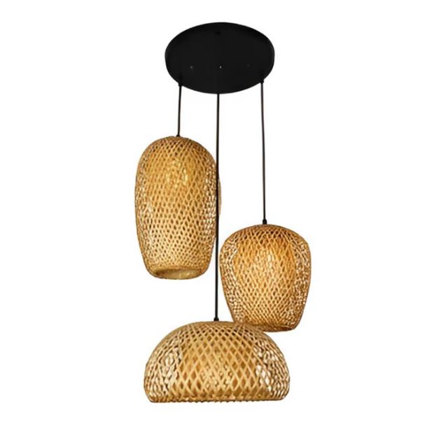 Suspension 3 lampes en bambou tressé avec monture noire, combinant style naturel et touche contemporaine.