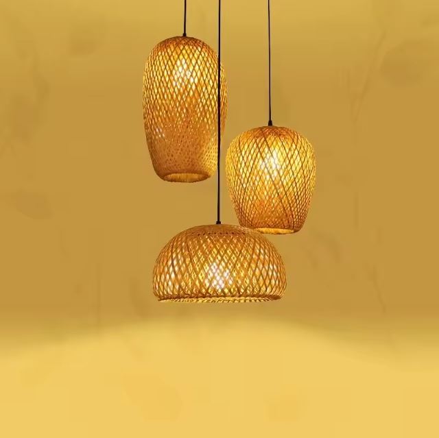 Suspension 3 lampes en bambou naturel avec lumière chaude, idéale pour une décoration chaleureuse et authentique.