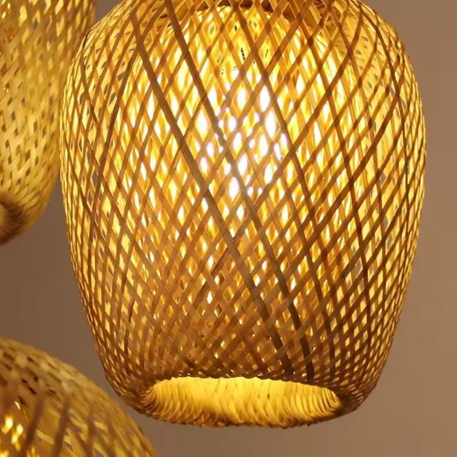 Zoom sur une suspension 3 lampes en bambou tressé, diffusant une lumière chaude et naturelle pour une ambiance apaisante.