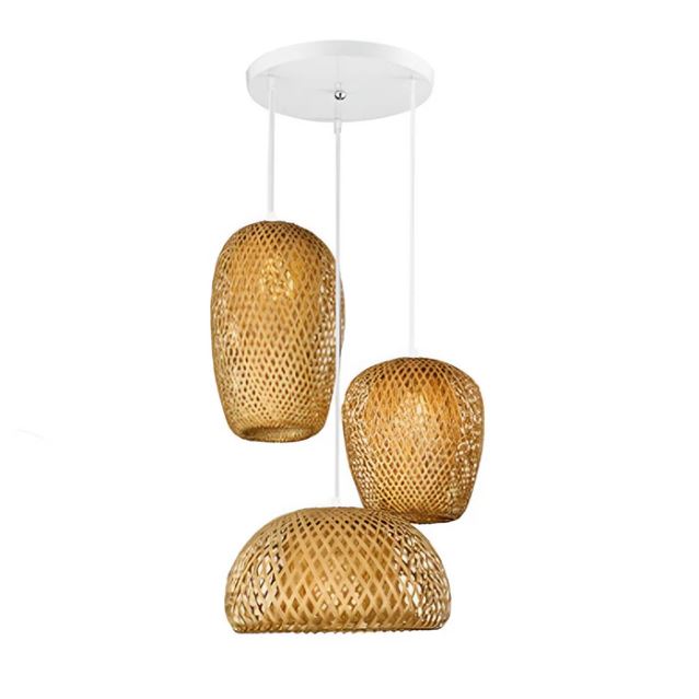 Suspension 3 lampes en bambou tressé avec câbles blancs, idéale pour une décoration intérieure au style bohème et naturel.