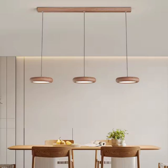 Suspension 3 lampes bois au design minimaliste, idéale pour éclairer une table à manger avec style et chaleur.
