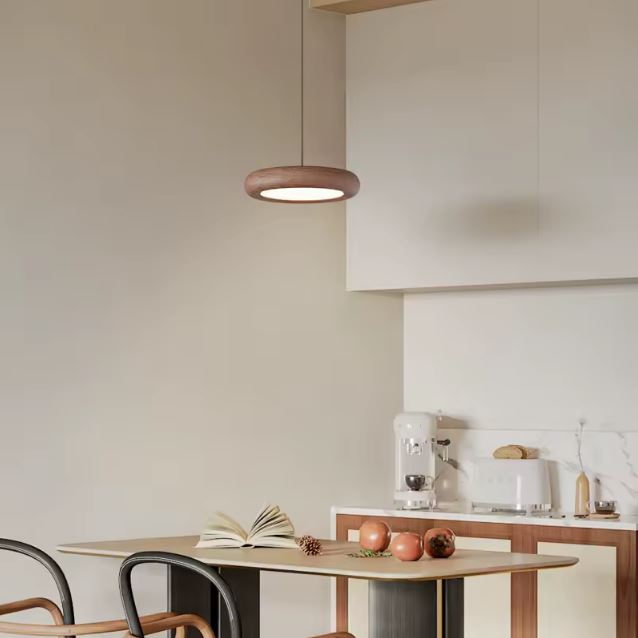 Suspension 3 lampes bois avec un luminaire individuel visible, intégrée dans une cuisine moderne et épurée.