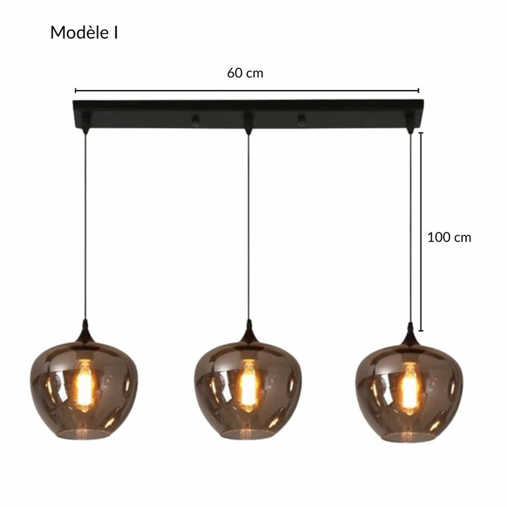 Suspension de trois lampes en verre fumé aux formes arrondies et chaleureuses.