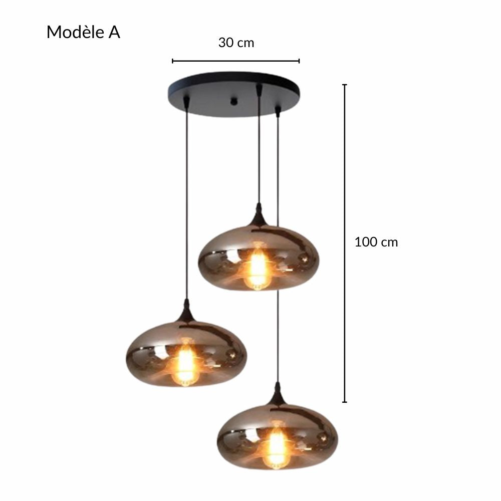 Suspension de trois lumières en verre fumé disposées sur un support compact pour petit espace.