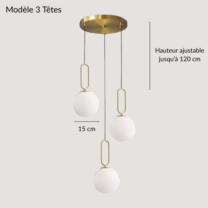 Suspension 3 têtes en laiton avec globes blancs, luminaire aérien à hauteur ajustable pour intérieur contemporain.