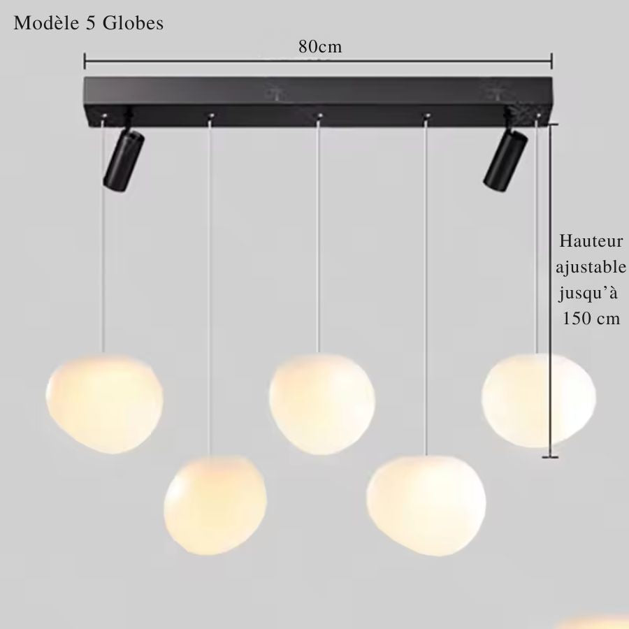 Sur une structure noire de 80 cm, cinq globes opalins créent un luminaire contemporain aux lignes épurées