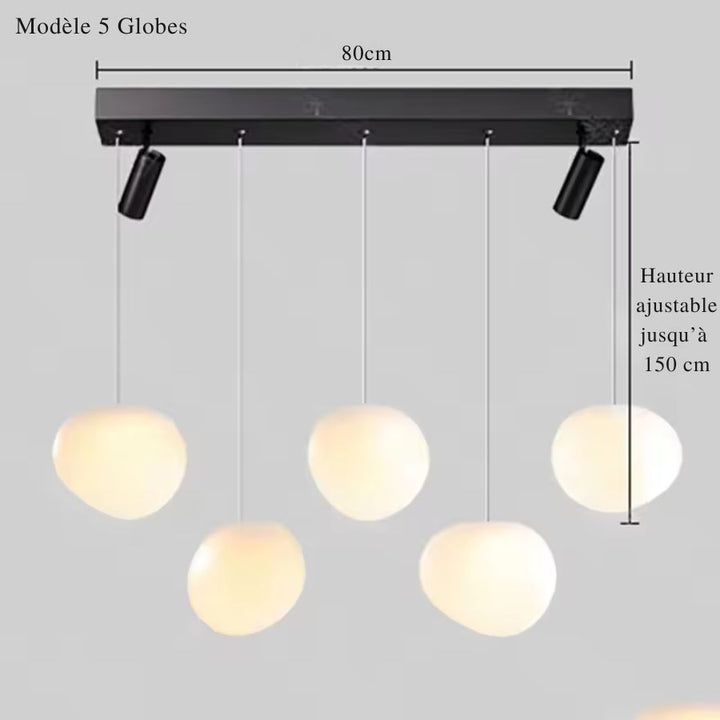 Sur une structure noire de 80 cm, cinq globes opalins créent un luminaire contemporain aux lignes épurées