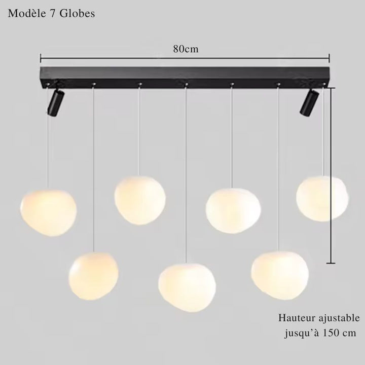 Jeu de sept globes opalins à hauteurs variées sur une suspension linéaire moderne de 80 cm