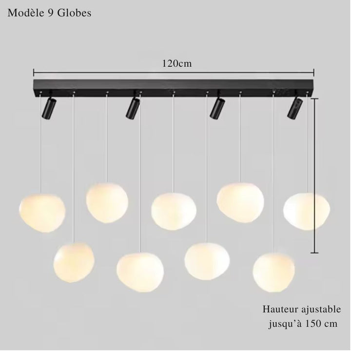 Configuration design à neuf globes opalins suspendus sur une barre noire de 120 cm avec éclairage orientable